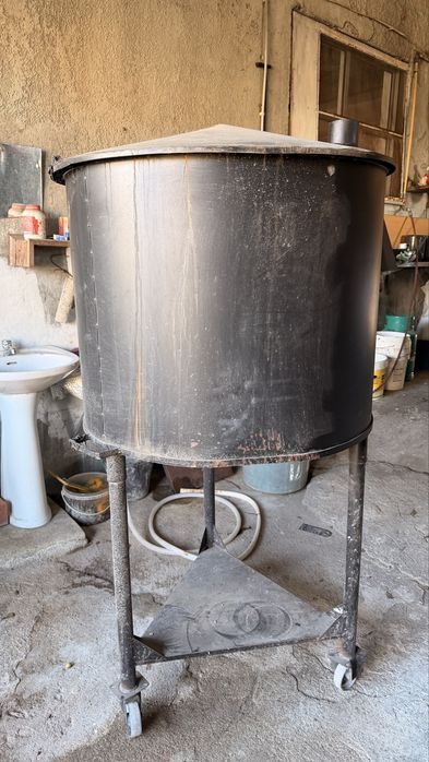 Forno a lenha portatil equipado com rodas