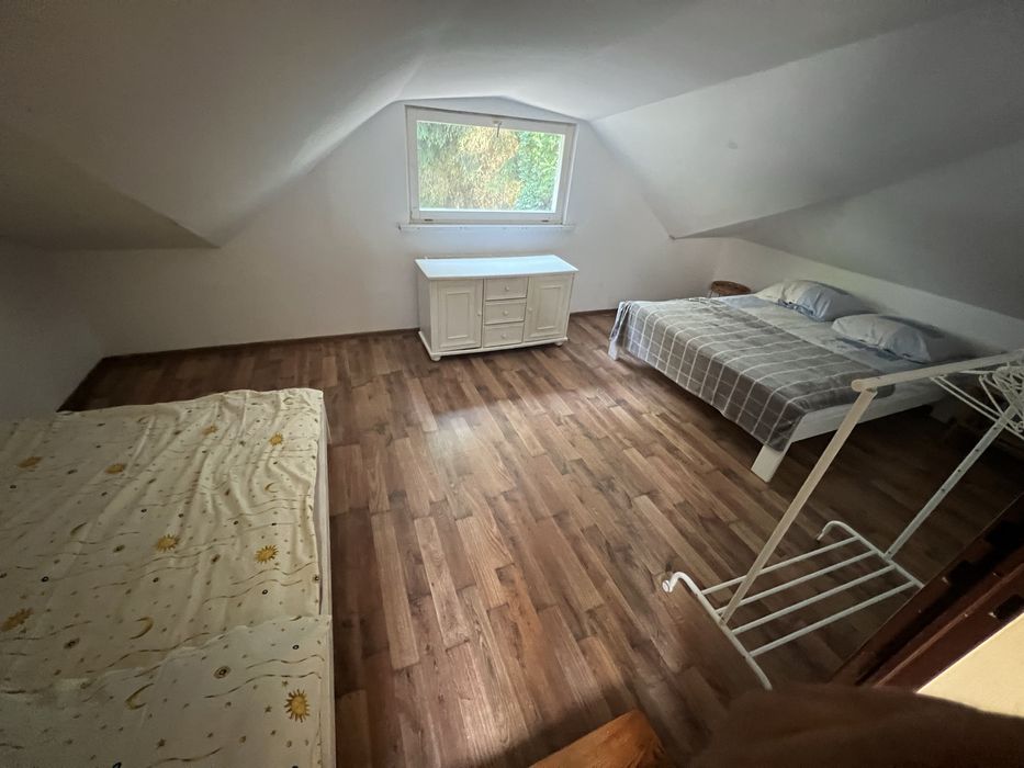 Domek nad jeziorem z linją brzegową
