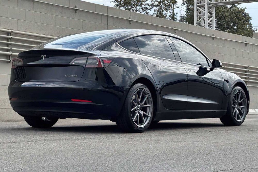 Tesla Model 3 Long Range      2022