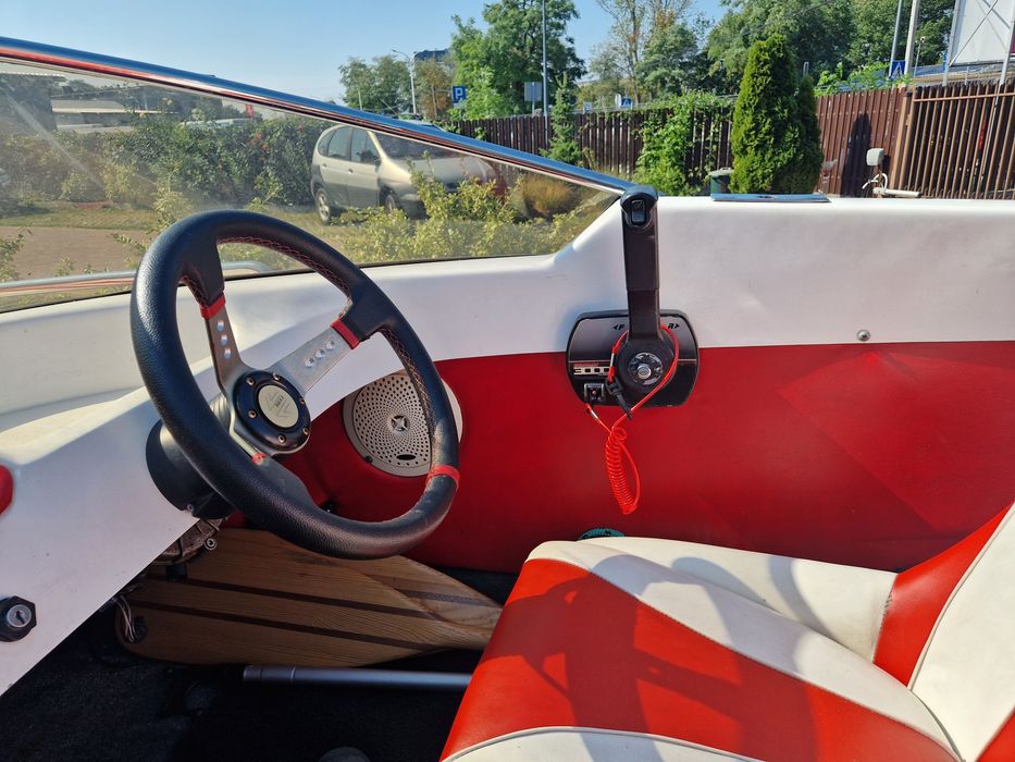 Motorówka z silnikiem Yamaha 75hp z przyczepą