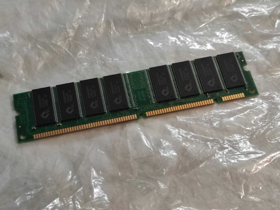 3 Memórias DIMM SDRAM PC133