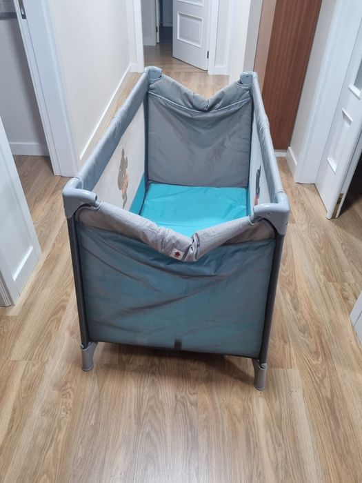 Vendo cadeira de bebê mais cama de viagem.