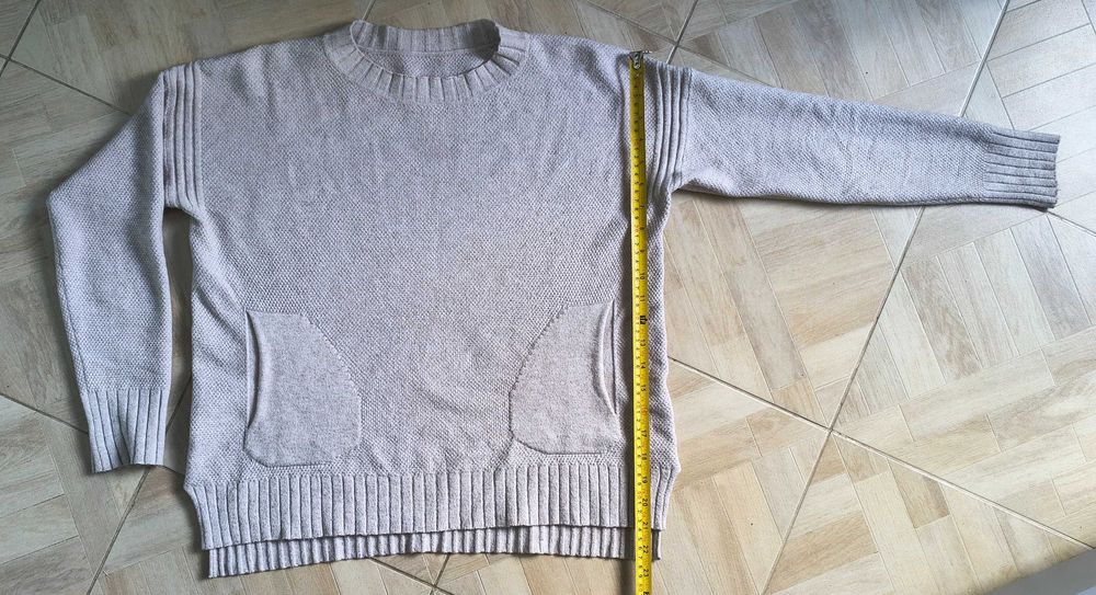 Swetr z kieszeniami  r.m