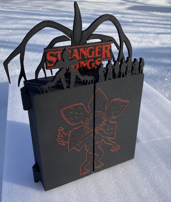 Колекційна підставка Kinder Joy Stranger Things на 24 фігурки