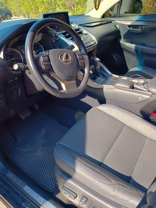 Продаю Lexus nx 300h