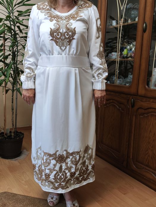Сукня атласна ,вишита бісером ,ручна робота,розмір 46-48, довга.