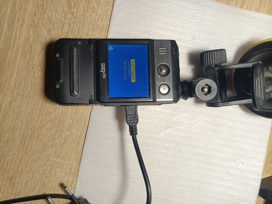 Відеореєстратор сантеко в робочому стані з поворотною камерою