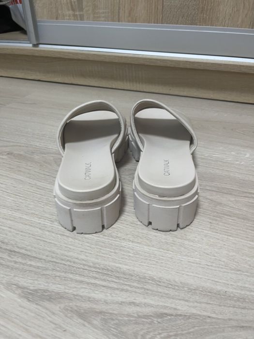 Шльопанці шкіра