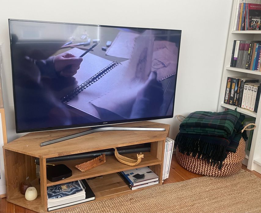 Móvel de canto para TV em madeira