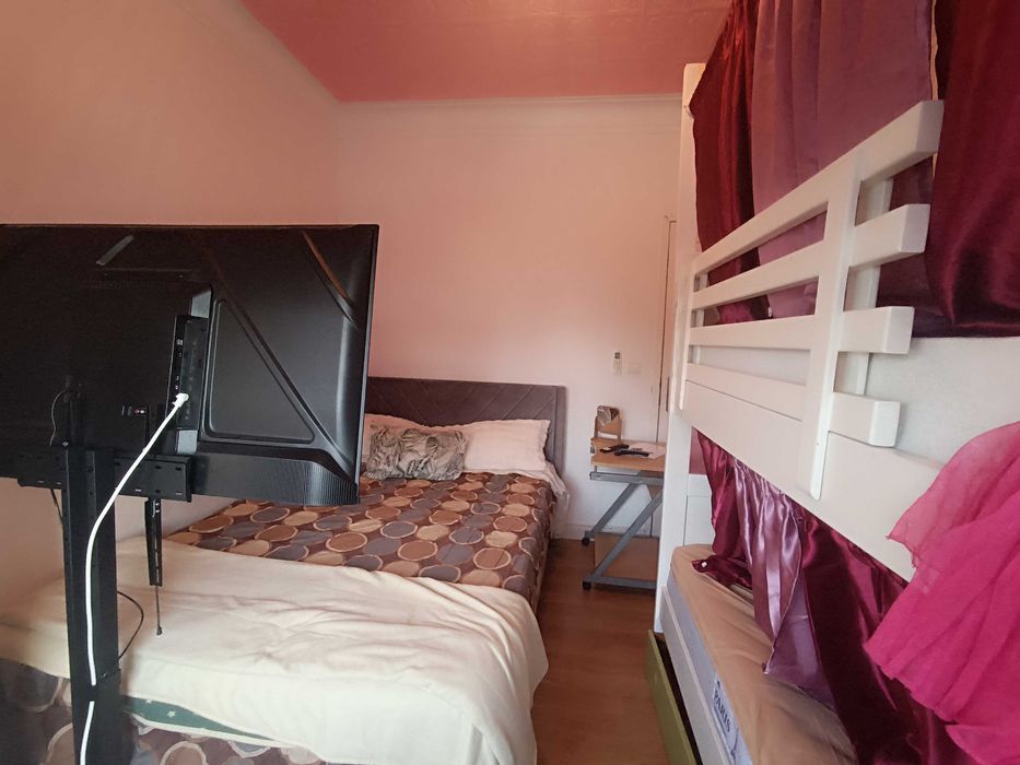 Quarto Triplo com TV 50", WiFi, AC, Contrato - 1 Pessoa