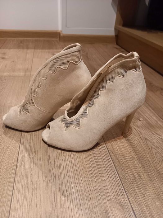 Sprzedam beżowe botki