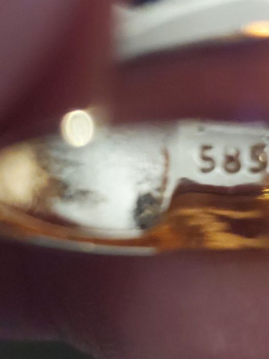 Продам золотое кольцо с цырконами, 18 размер