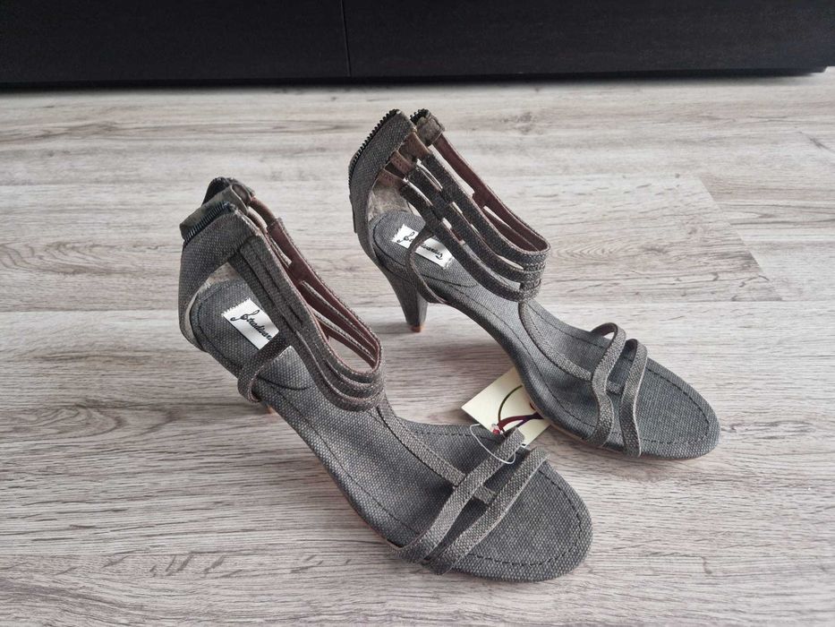 Nowe sandały marki Stradivarius rozm 39