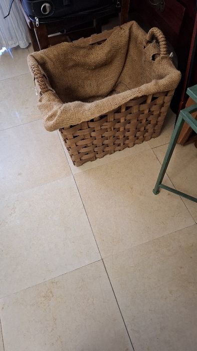 cesto de lenha grande e forrado