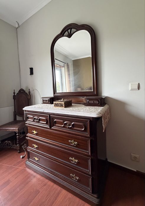 Mobilia de quarto de casa em mogno
