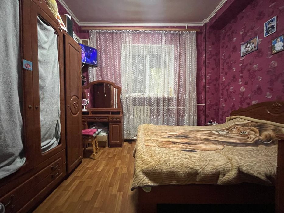 Фасадний вхід з Грушевського. Продаж півквартири в Києві