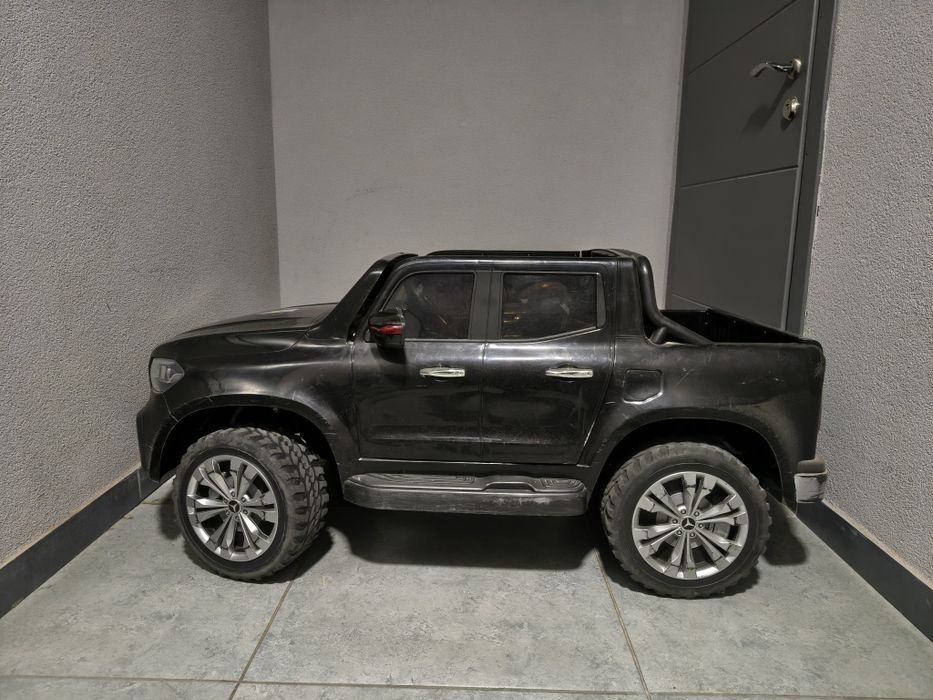 Продам дитячий електромобіль