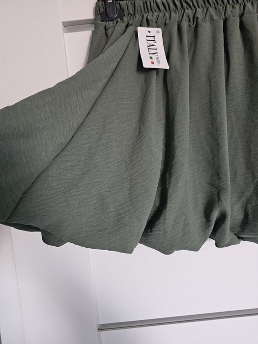 Krótka spódniczka bombka w kolorze khaki