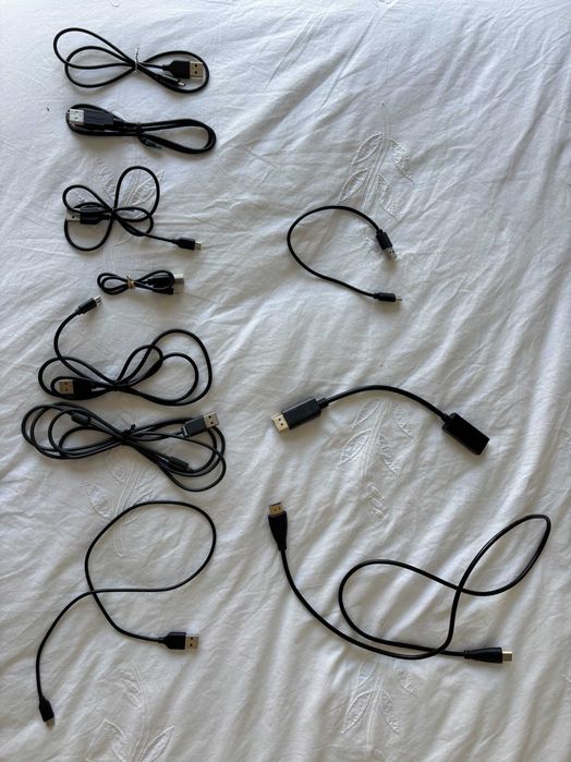 Lote de 10 cabos e adaptadores USB, HDMI e DisplayPort
