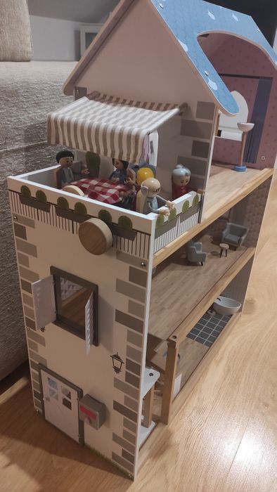 Domek dla lalek z wyposażeniem