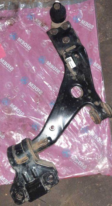 Продаються передні важелі підвіски (лівий та правий), б/у. Ford Escape