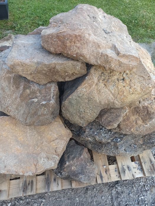 Duży kamień ogrodowy, głaz