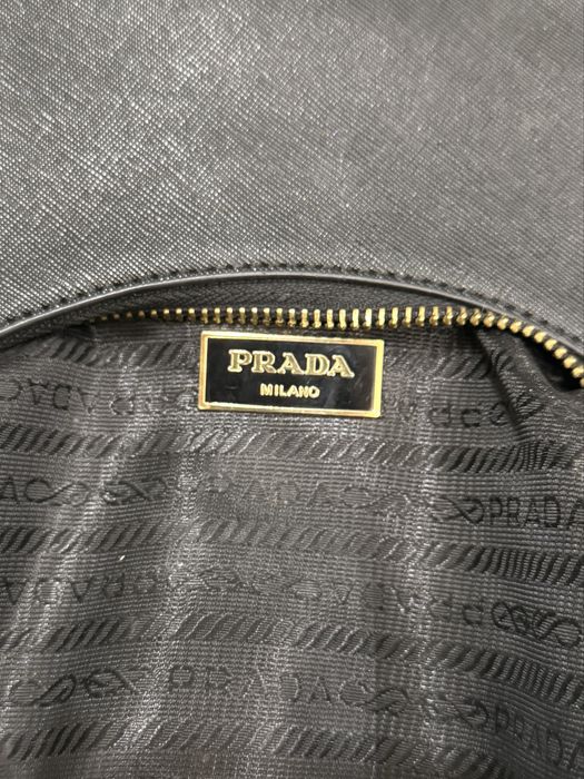 Чорна сумка Prada Re-Edition 2005