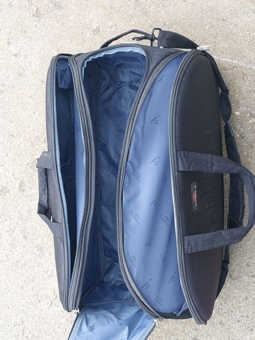 Torba podróżna na kółkach z wysuwaną rączką i paskiem na ramię