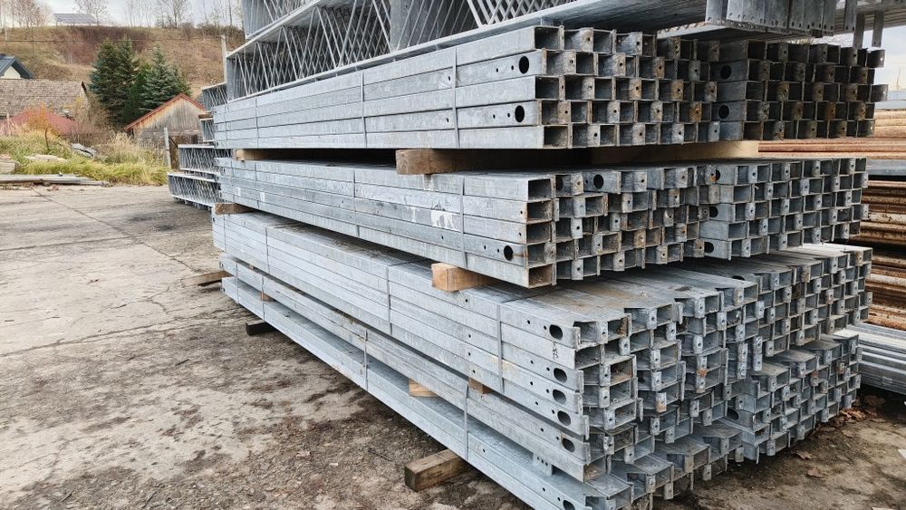 Słup stalowy ocynkowany, długość 3,7m, profil zamknięty 90x60x3