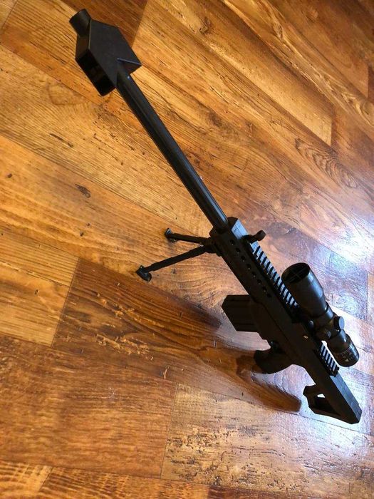 Снайперська гвинтівка з лазерним прицілом на сошках