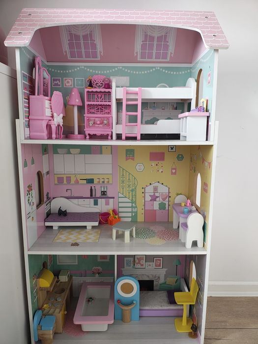 Drewniany domek dla lalek trzypiętrowy z akcesoriami, mebelkami.