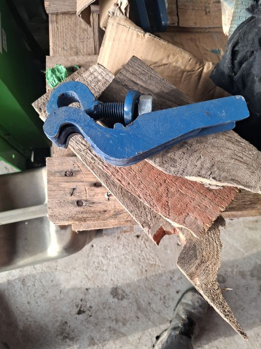 Przedpuszki do pługa z mocowaniami.