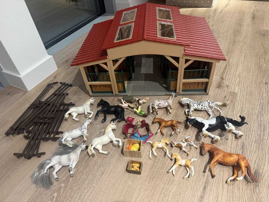 Duża stajnia Schleich plus konie i dodatki