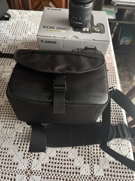 Canon 2000D + 18-55 IS III + acessórios — estado como novo