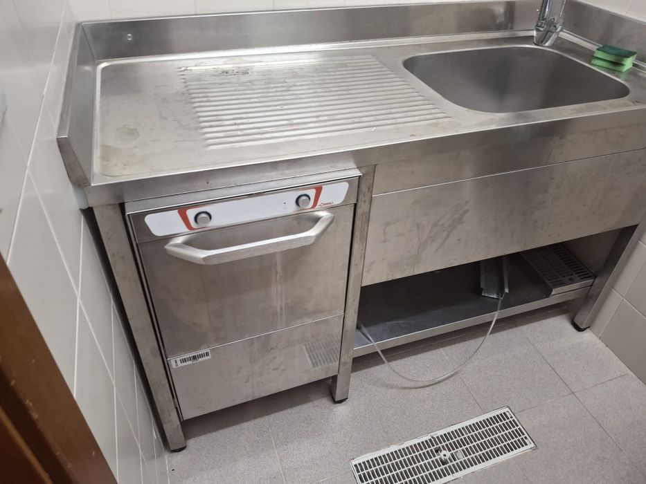 Bancas em inox e Estantes e Parteleiras