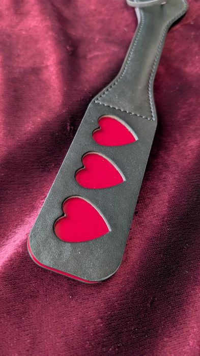 Черная кожанная плётка красное сердце хлопушка для дрессировки