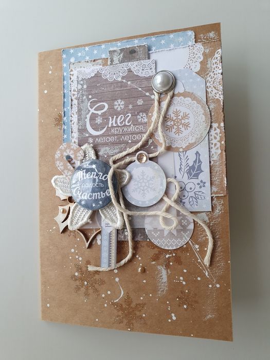 Новогодняя скрапбукинг открытка на крафт-картоне