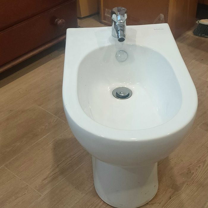 Bidé branco da linha «Oceanus» da Fábrica de Cerâmica de Valadares