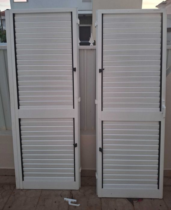 Portada exterior alumínio, branco lacado, lamina amovível, 150cmx200cm