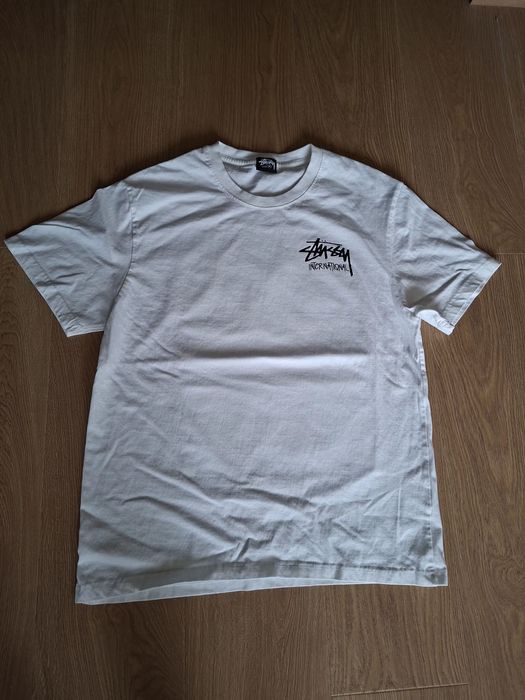 Biała koszulka stussy