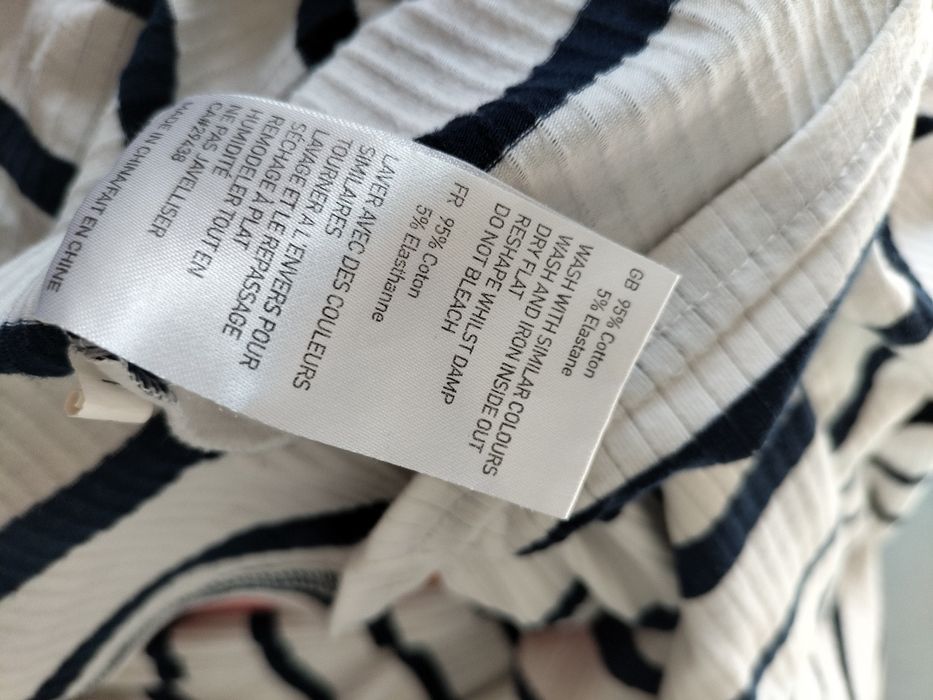 Bawełniana sukienka w paski do kolan