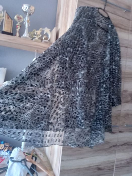 Długa, elegancka, cienka narzutka w cętki, ze złotą nitką
