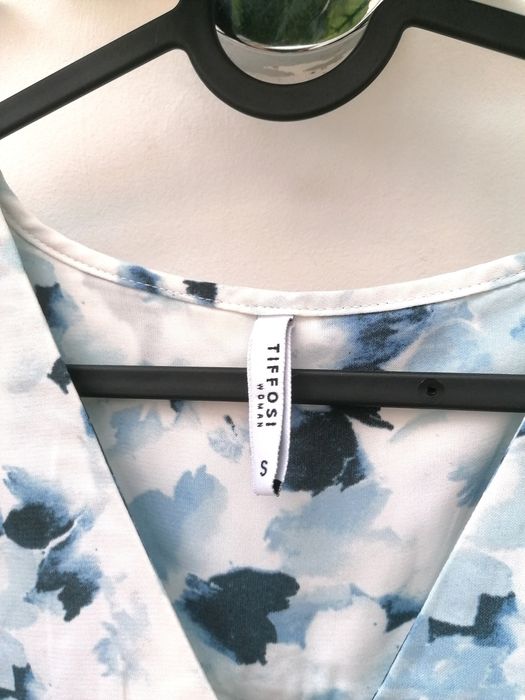 Blusa de Cavas com tons azuis