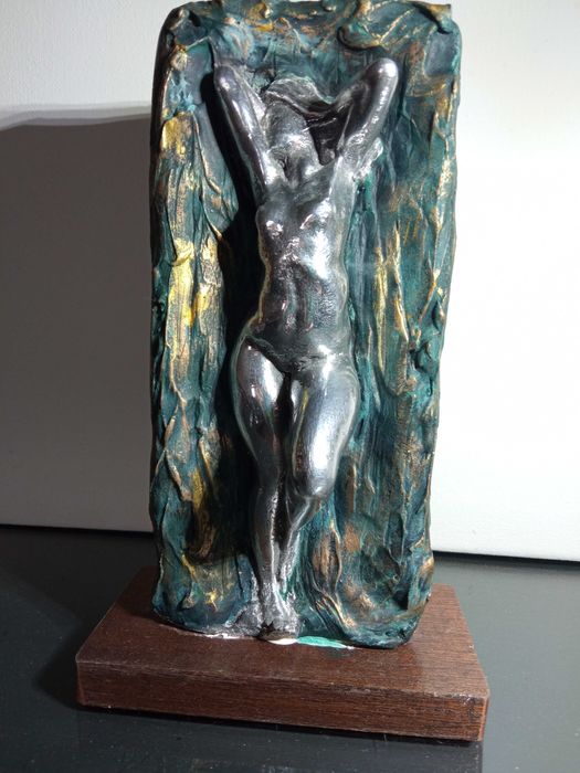 Estatueta em metal com base de madeira