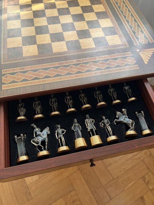Mesa de xadrês com figuras em estanho e acabamentos em ouro e prata