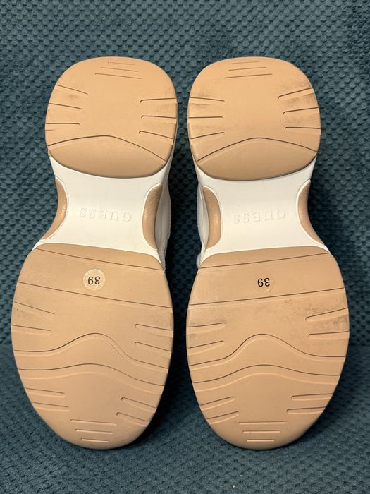 Guess sneakersy 39 beżowe monogram platforma