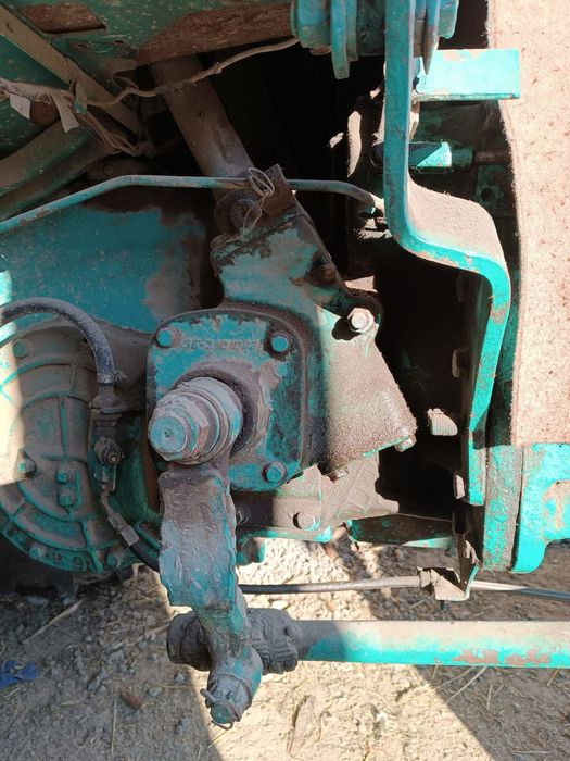 Трактор з документами.