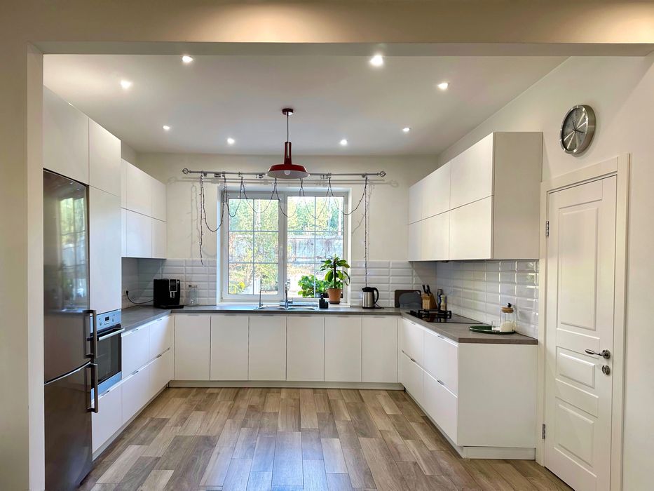 Будинок під Києвом подобово у сосновому лісі