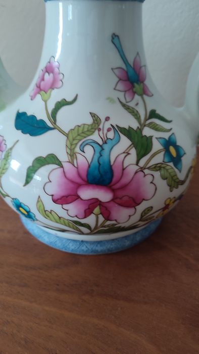 Peça porcelana pintada a mão ( inspiração V.A.)