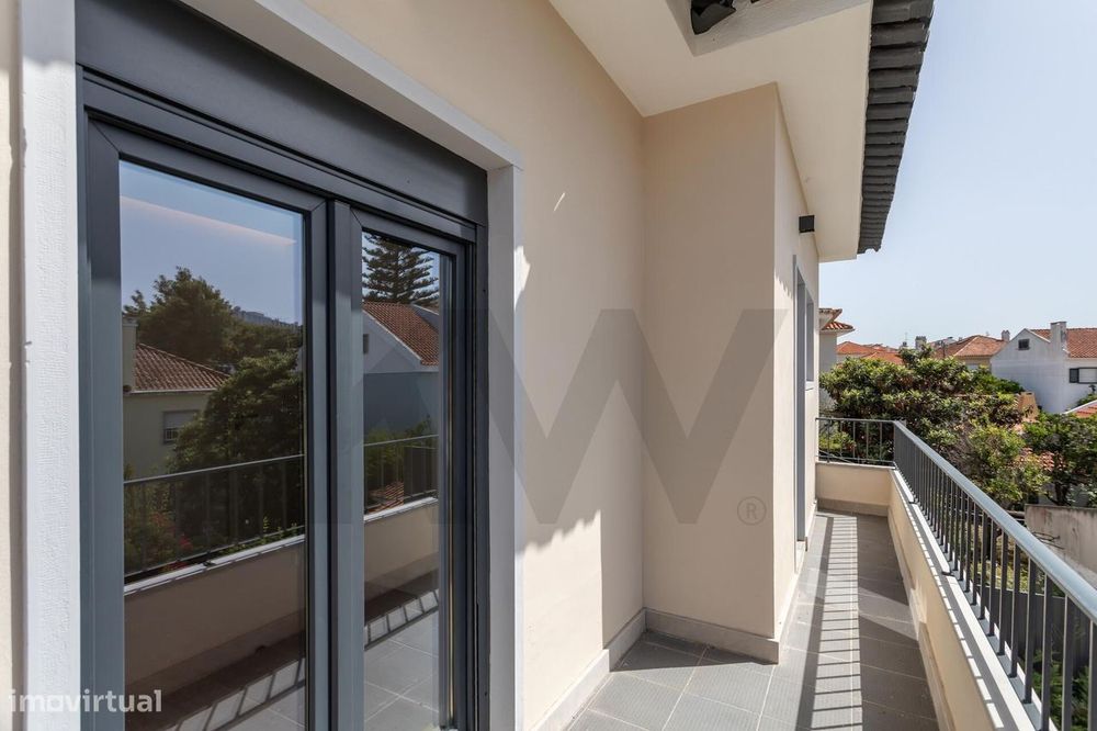 Charmosa Moradia T5 com Jardim Totalmente Remodelada -  Sassoeiros, Ca